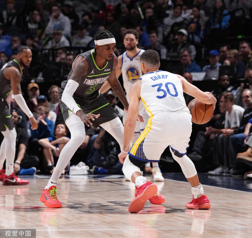 方面表现突 方面表现突