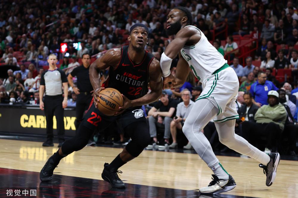 他勇敢地冲 他勇敢地冲